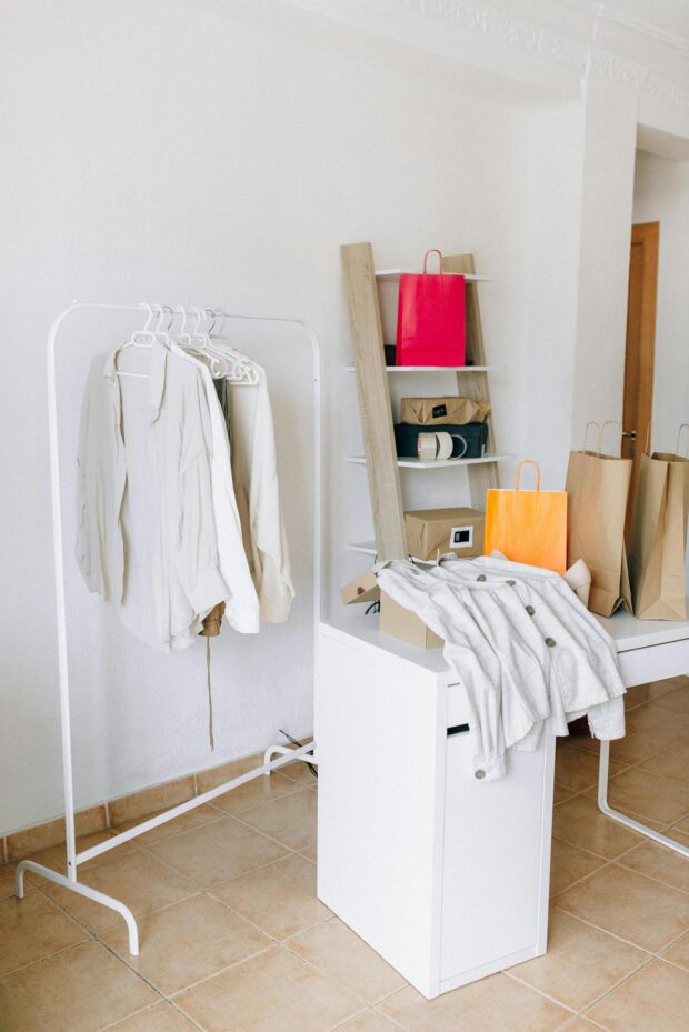 Transforme sua sala de estar com bolsas decorativas: dicas e tendências para uma decoração incrível