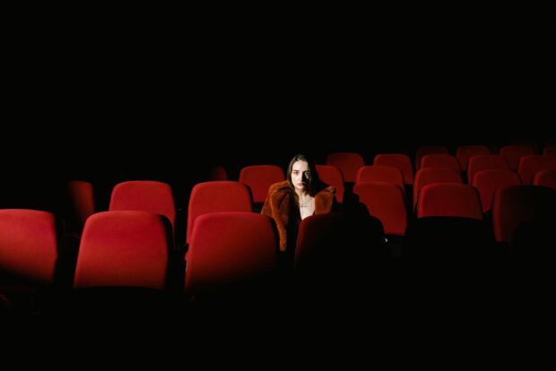 Guia Completo de Decoração para Home Theater: Dicas, Acessórios e Temas para Fãs de Cinema