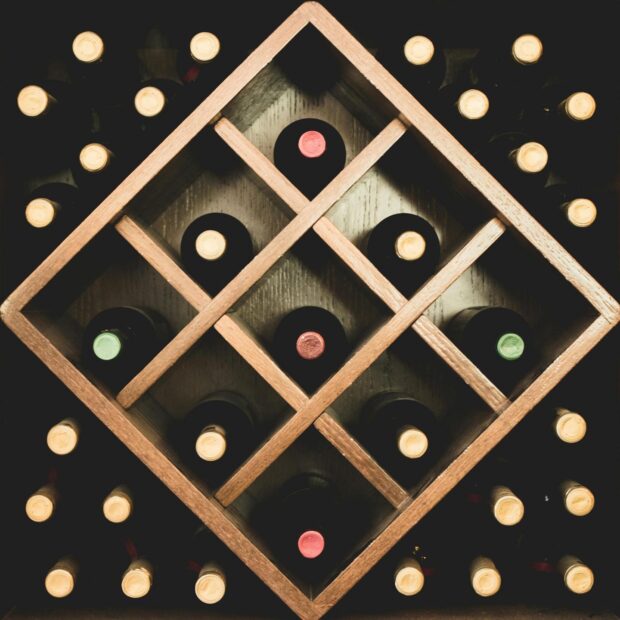 Armazenamento Elegante de Vinhos: Dicas e Ideias para Decorar sua Adega em 2025