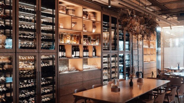 Adega Climatizada: Dicas de Decoração e Design de Interiores para Transformar Seu Espaço em um Refúgio do Vinho