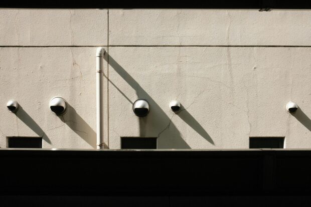 Câmaras de Segurança Discretas: Integração Estética em Ambientes Residenciais e Comerciais